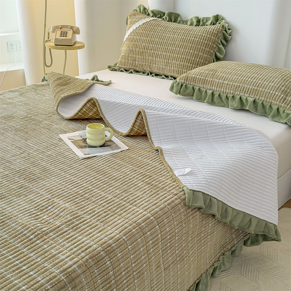 91家纺网 家纺一手货源 找家纺 恒爱家纺 2025新款牛奶绒夹棉花边床盖系列三件套 简约时代-牛油果绿