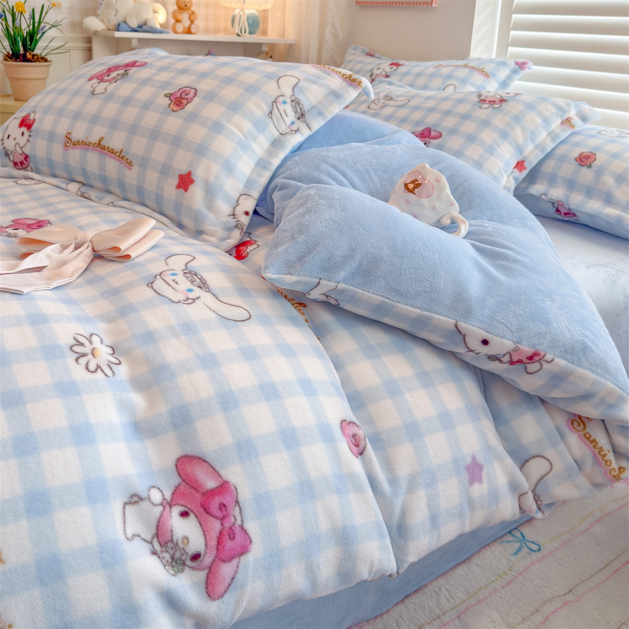 91家纺网 家纺一手货源 找家纺 名兮家居 2025新款经典奥特曼-三丽鸥高克重牛奶绒四件套 蓝格萌宠