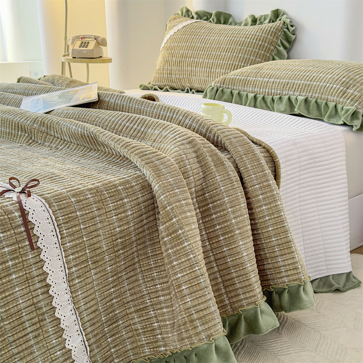 91家纺网 家纺一手货源 找家纺 恒爱家纺 2025新款牛奶绒夹棉花边床盖系列三件套 简约时代-牛油果绿