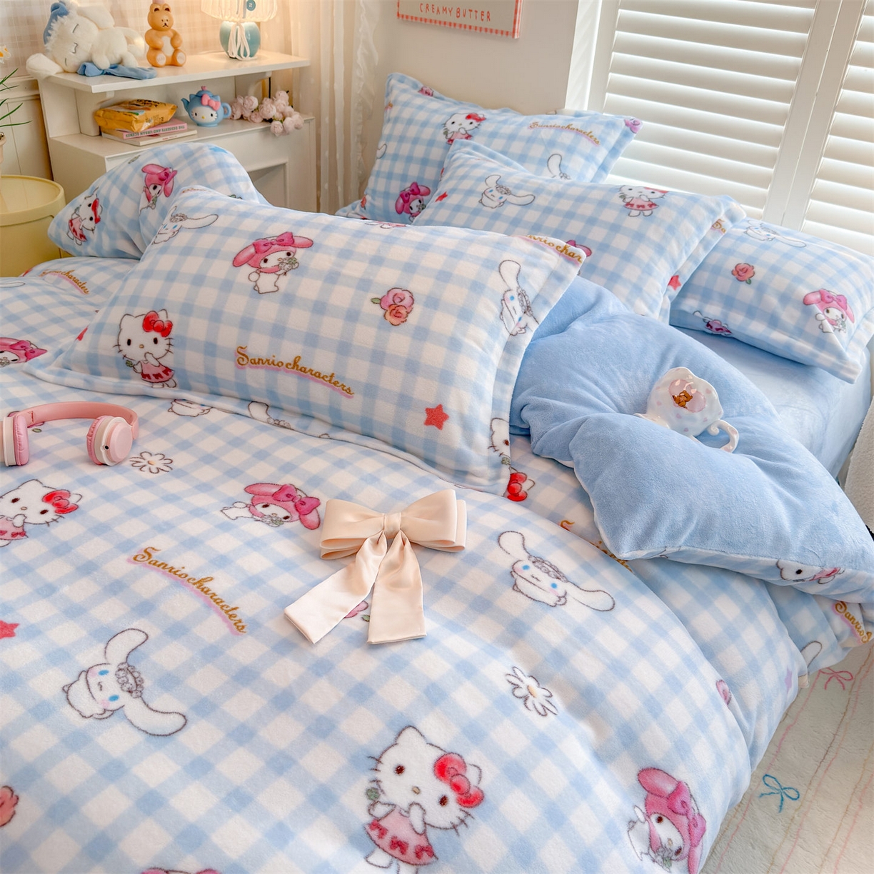 91家纺网 家纺一手货源 找家纺 名兮家居 2025新款经典奥特曼-三丽鸥高克重牛奶绒四件套 蓝格萌宠