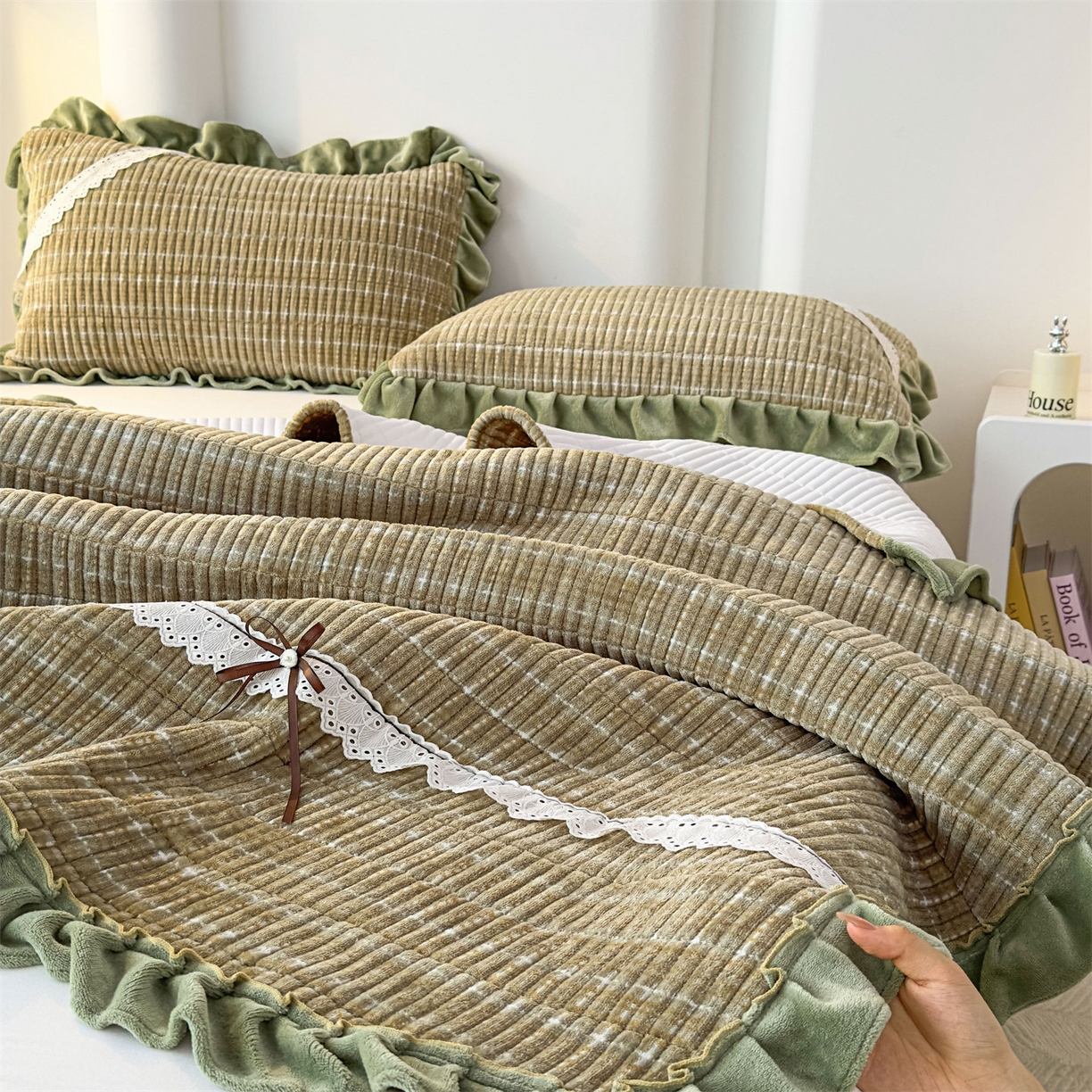 91家纺网 家纺一手货源 找家纺 恒爱家纺 2025新款牛奶绒夹棉花边床盖系列三件套 简约时代-牛油果绿