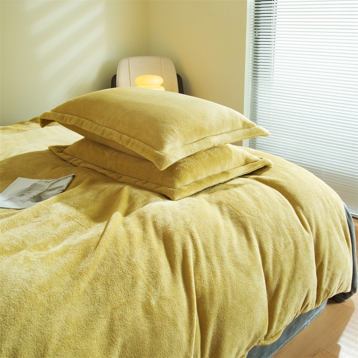 91家纺网 家纺一手货源 找家纺 兰紫橙家纺 2025新款双面绒纯色双拼牛奶绒四件套 奶油黄+浅灰