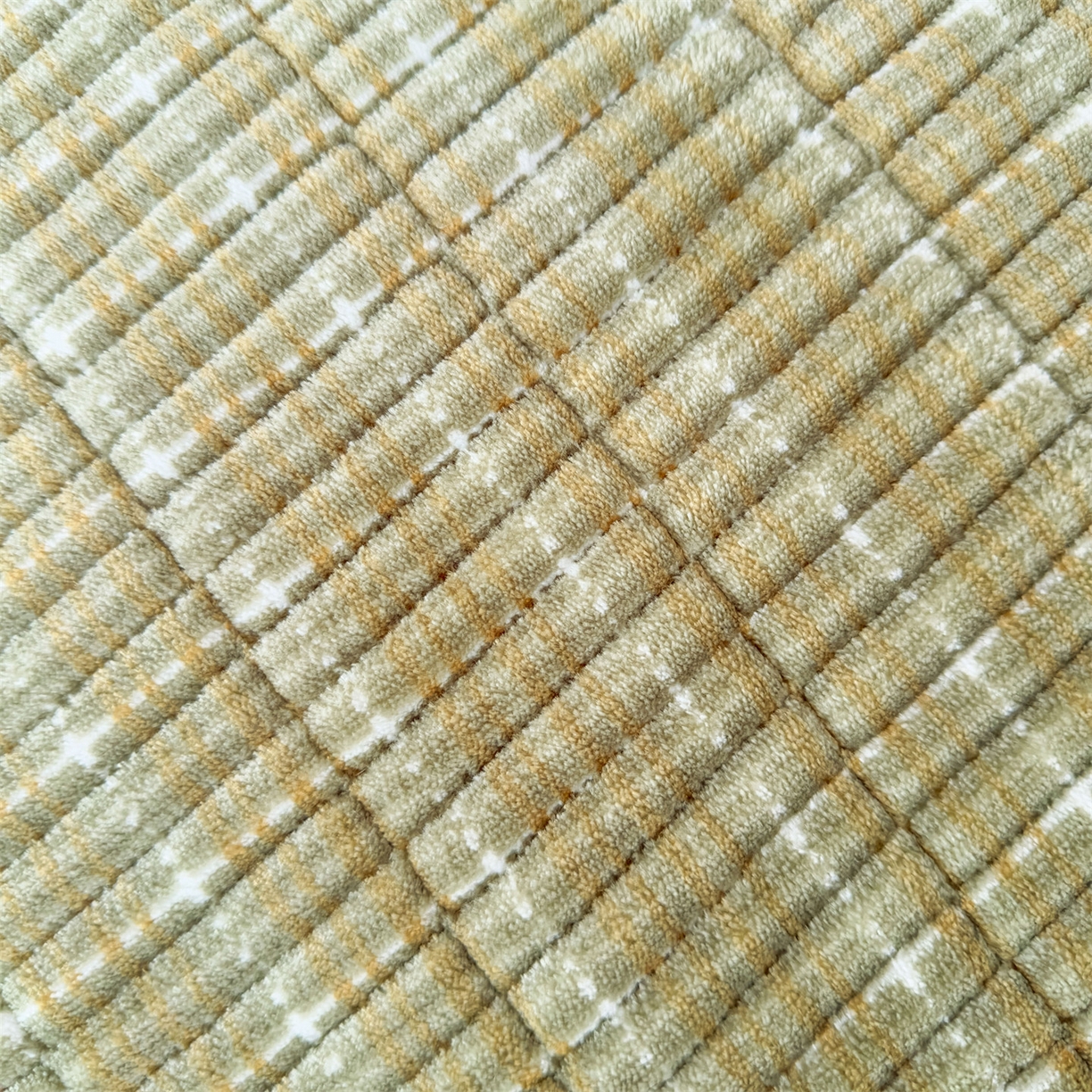 91家纺网 家纺一手货源 找家纺 恒爱家纺 2025新款牛奶绒夹棉花边床盖系列三件套 简约时代-牛油果绿