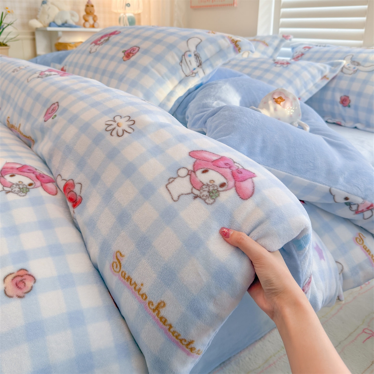 91家纺网 家纺一手货源 找家纺 名兮家居 2025新款经典奥特曼-三丽鸥高克重牛奶绒四件套 蓝格萌宠