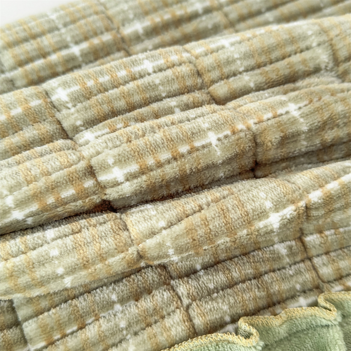 91家纺网 家纺一手货源 找家纺 恒爱家纺 2025新款牛奶绒夹棉花边床盖系列三件套 简约时代-牛油果绿