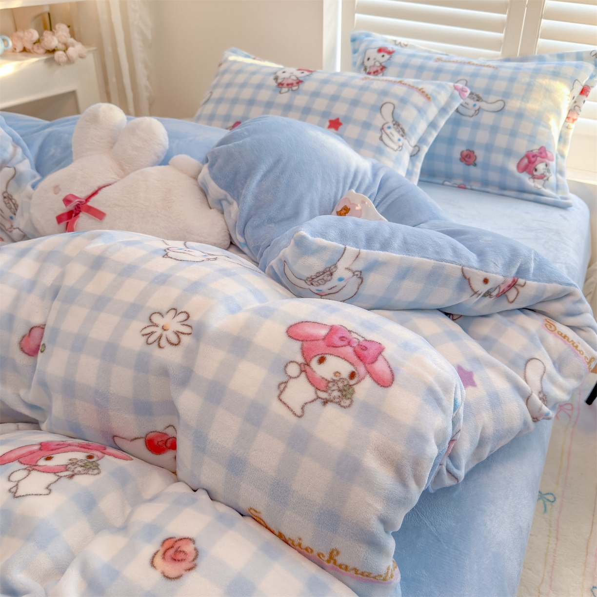 91家纺网 家纺一手货源 找家纺 名兮家居 2025新款经典奥特曼-三丽鸥高克重牛奶绒四件套 蓝格萌宠