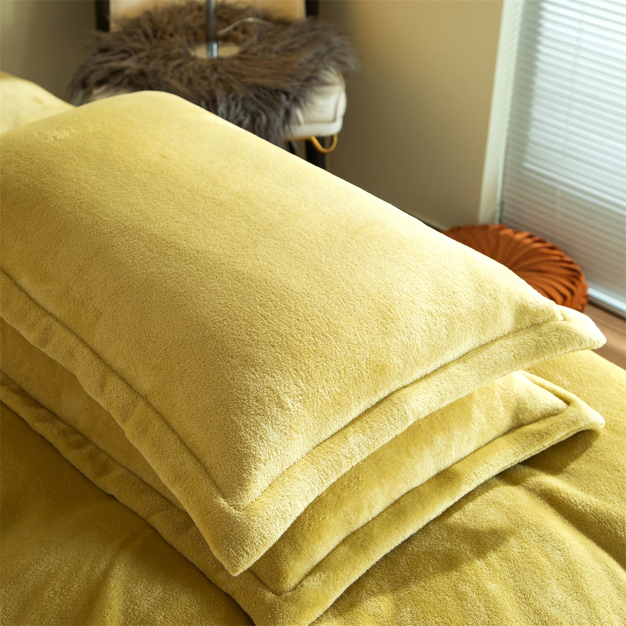 91家纺网 家纺一手货源 找家纺 兰紫橙家纺 2025新款双面绒纯色双拼牛奶绒四件套 奶油黄+浅灰