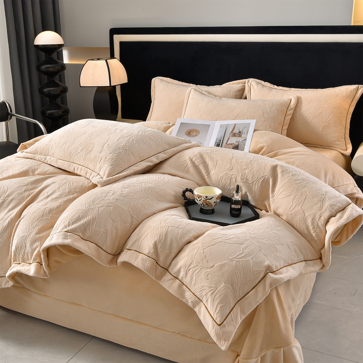 91家纺网 家纺一手货源 找家纺 苏迪网销供货 2025新款牛奶绒四件套A类高克重全消光雕花一字绣工艺款 百合-奶咖