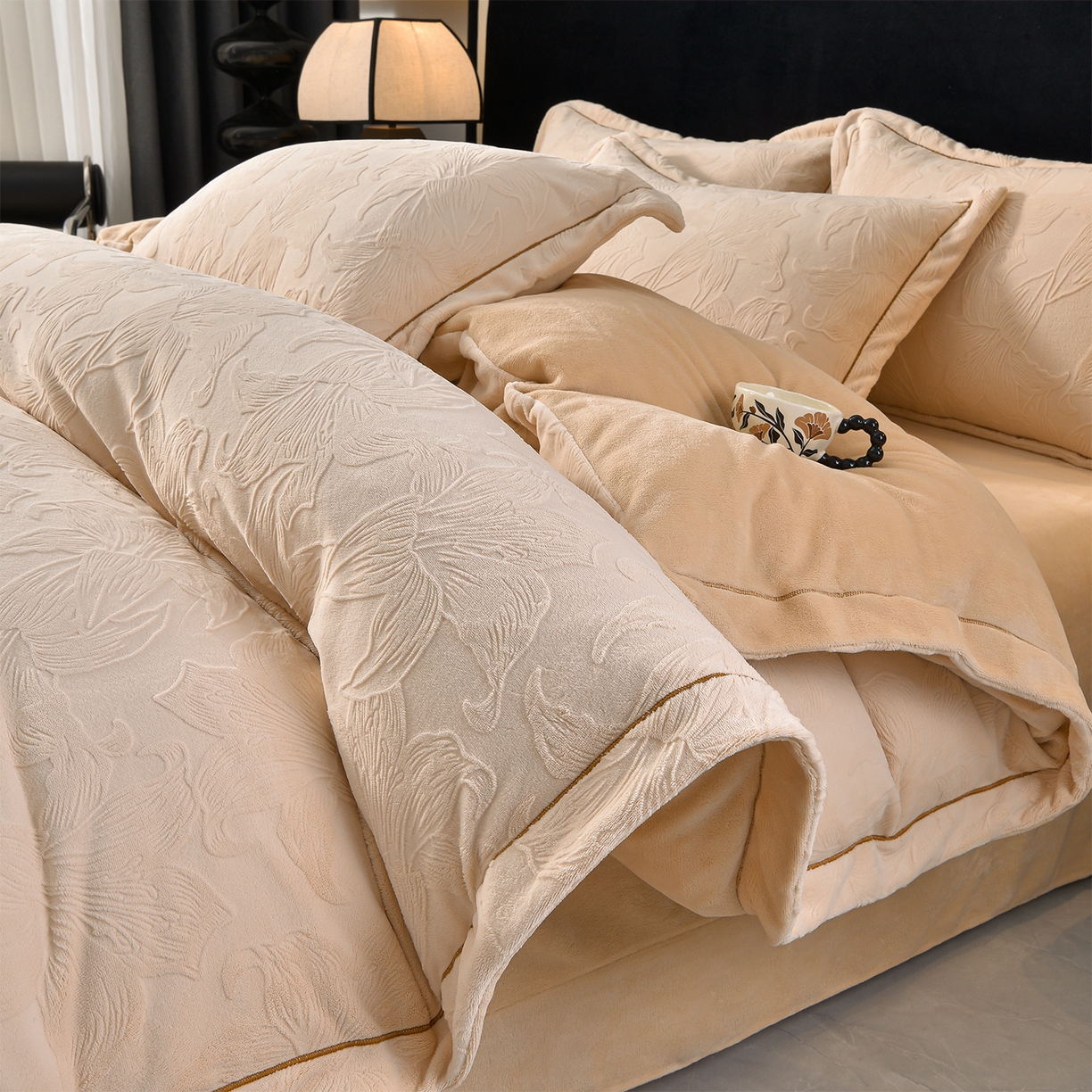 91家纺网 家纺一手货源 找家纺 苏迪网销供货 2025新款牛奶绒四件套A类高克重全消光雕花一字绣工艺款 百合-奶咖