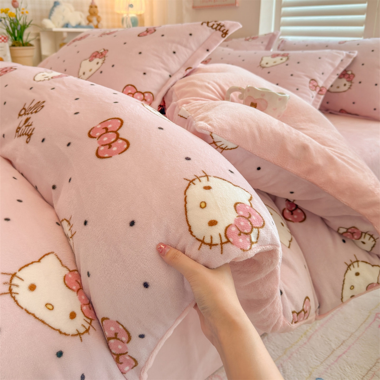 91家纺网 家纺一手货源 找家纺 名兮家居 2025新款经典奥特曼-三丽鸥高克重牛奶绒四件套 美美kt