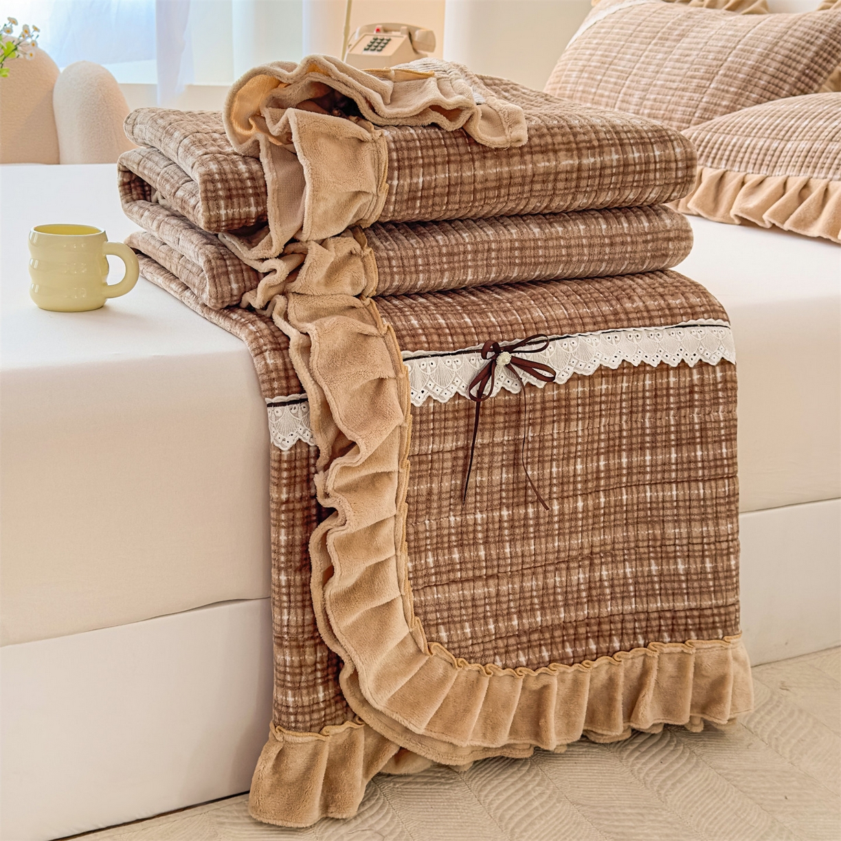 91家纺网 家纺一手货源 找家纺 恒爱家纺 2025新款牛奶绒夹棉花边床盖系列三件套 简约时代-驼