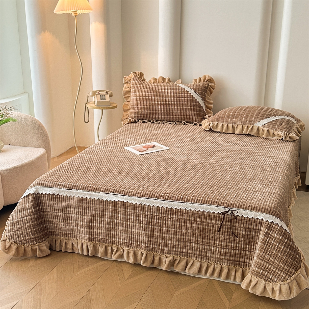 91家纺网 家纺一手货源 找家纺 恒爱家纺 2025新款牛奶绒夹棉花边床盖系列三件套 简约时代-驼