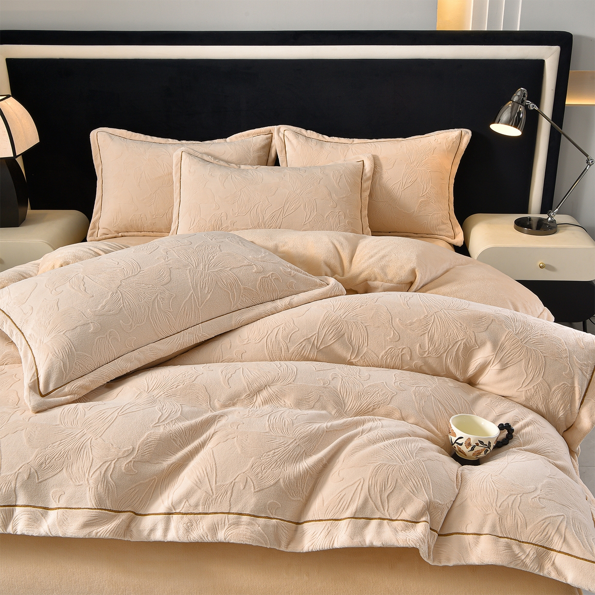 91家纺网 家纺一手货源 找家纺 苏迪网销供货 2025新款牛奶绒四件套A类高克重全消光雕花一字绣工艺款 百合-奶咖