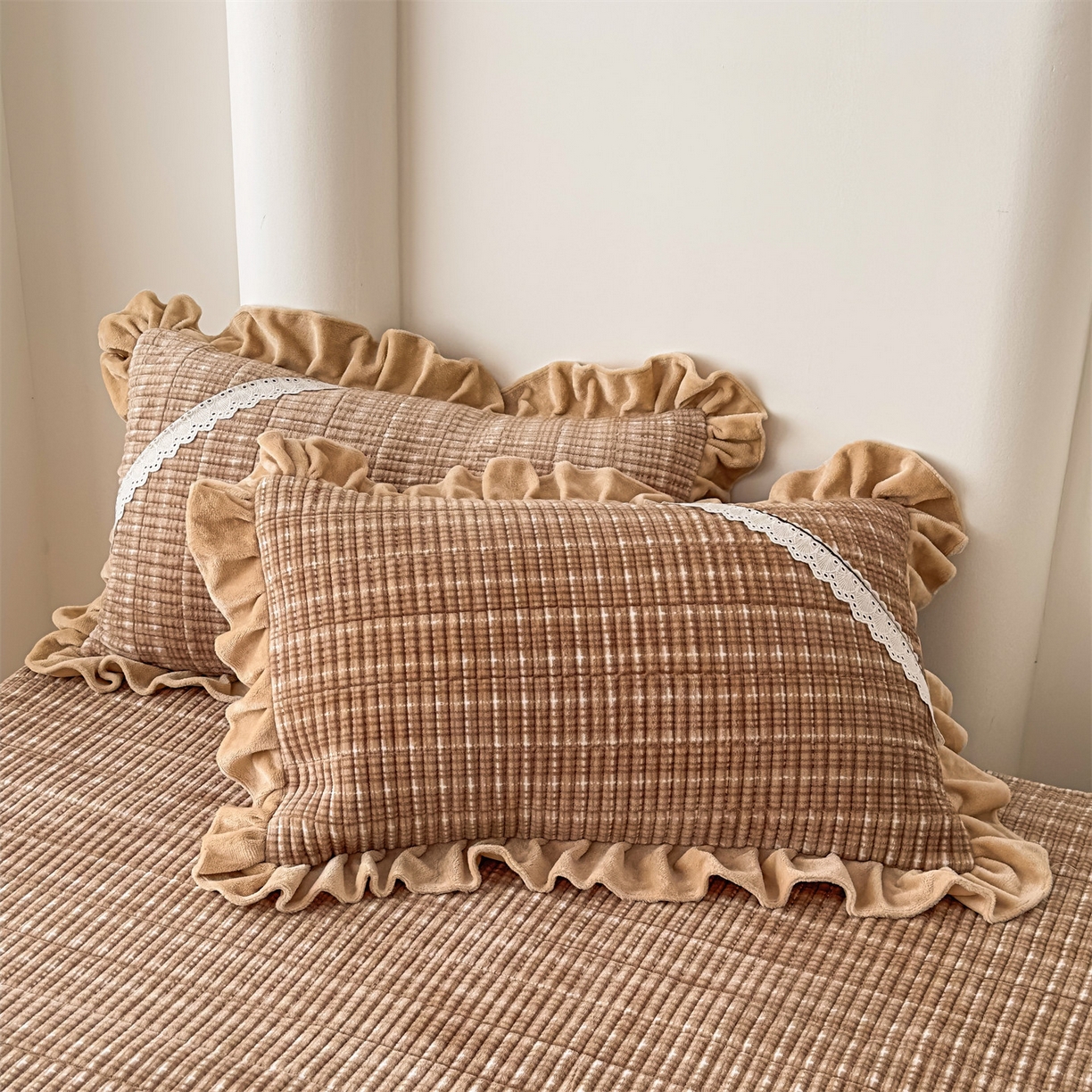 91家纺网 家纺一手货源 找家纺 恒爱家纺 2025新款牛奶绒夹棉花边床盖系列三件套 简约时代-驼