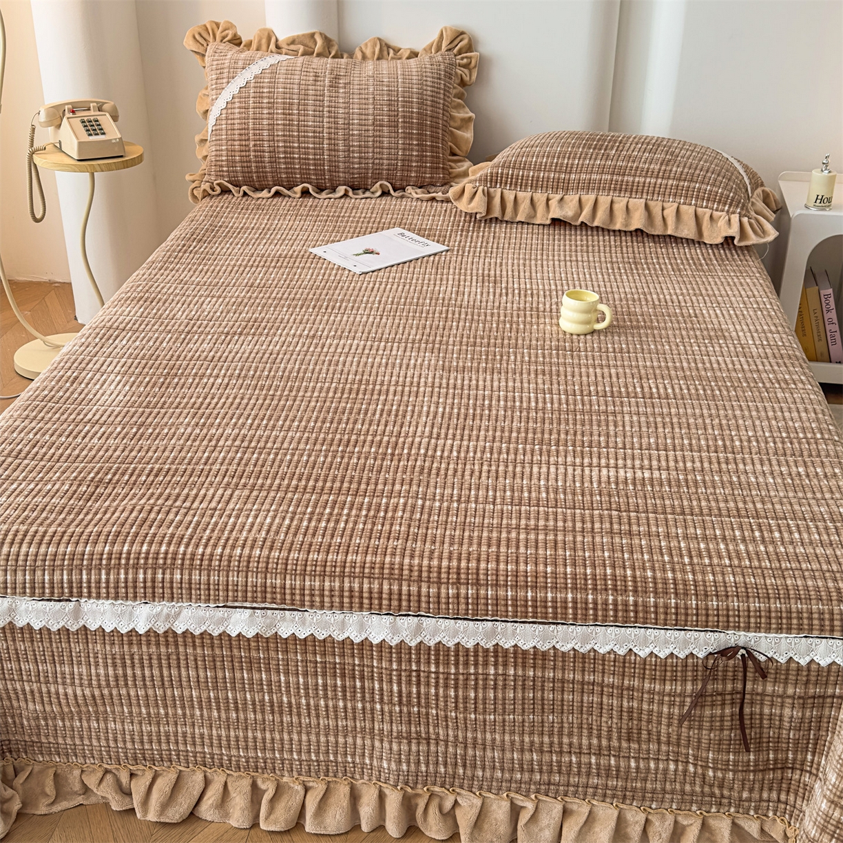 91家纺网 家纺一手货源 找家纺 恒爱家纺 2025新款牛奶绒夹棉花边床盖系列三件套 简约时代-驼