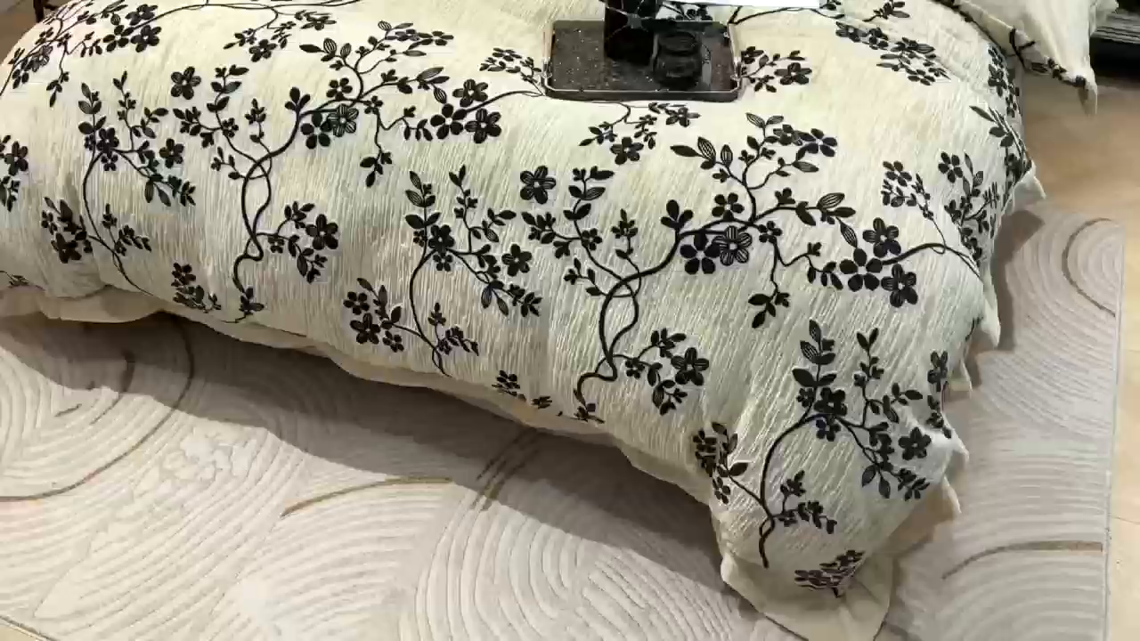 91家纺网 家纺一手货源 找家纺 （总）千姿坊 2025新款冬季雕花牛奶绒加厚保暖四件套复古风轻奢烂花床单被套床上用品