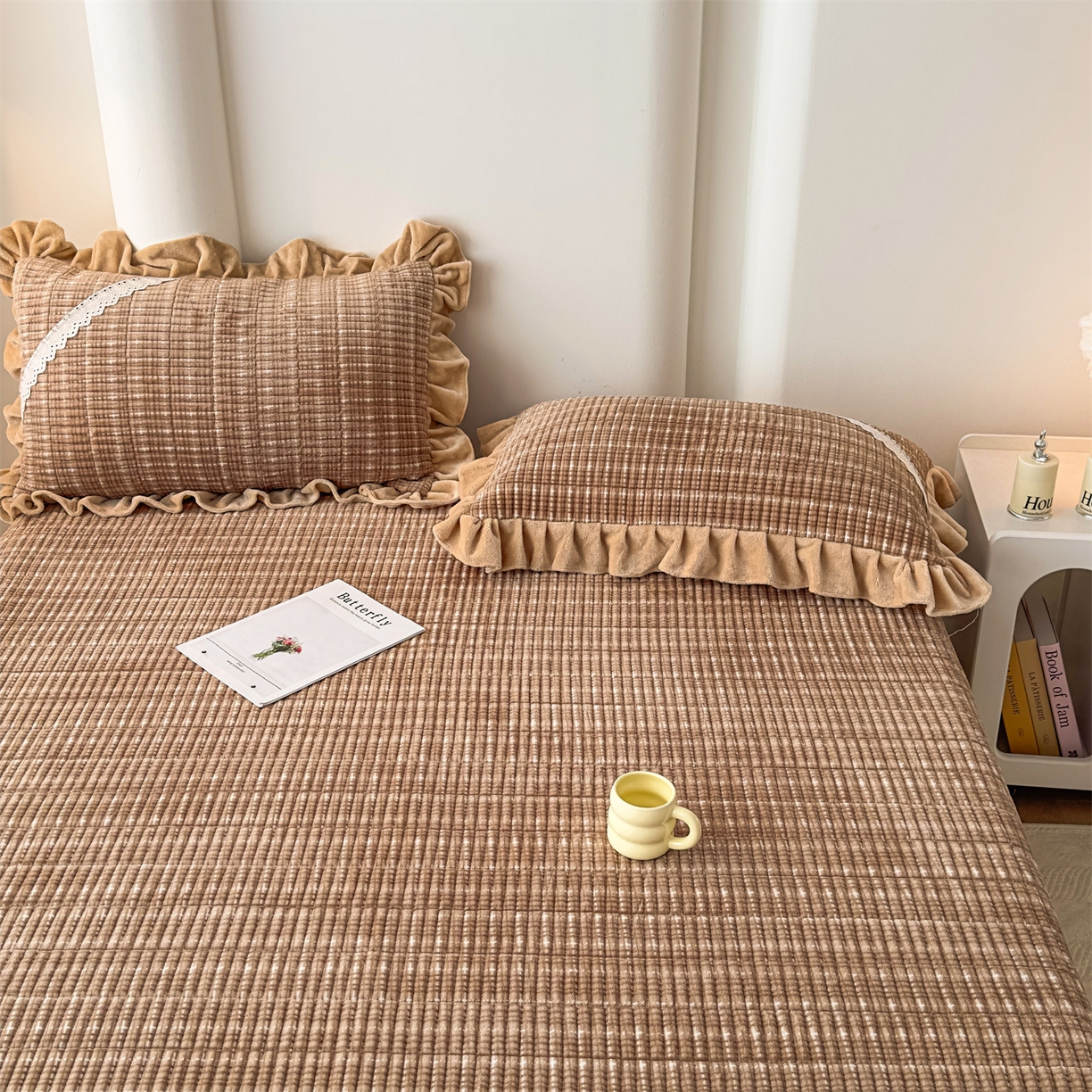 91家纺网 家纺一手货源 找家纺 恒爱家纺 2025新款牛奶绒夹棉花边床盖系列三件套 简约时代-驼