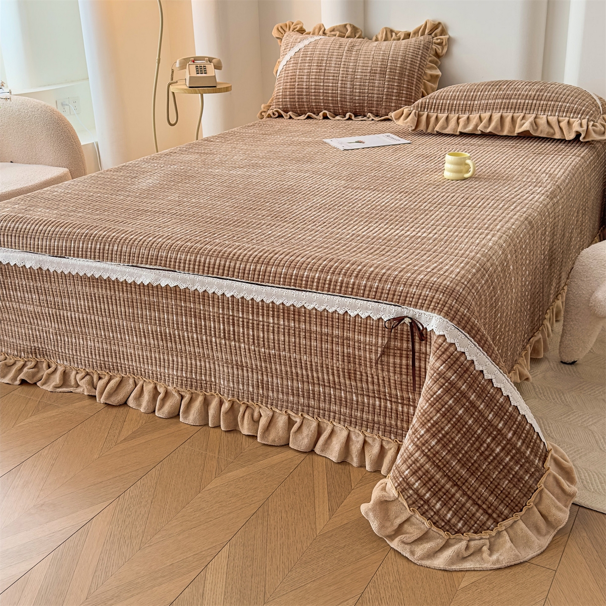 91家纺网 家纺一手货源 找家纺 恒爱家纺 2025新款牛奶绒夹棉花边床盖系列三件套 简约时代-驼