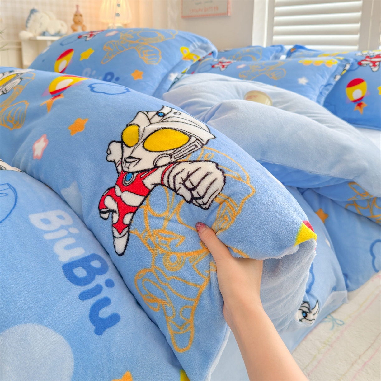 91家纺网 家纺一手货源 找家纺 名兮家居 2025新款经典奥特曼-三丽鸥高克重牛奶绒四件套 闪电艾斯