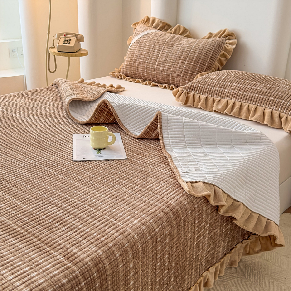 91家纺网 家纺一手货源 找家纺 恒爱家纺 2025新款牛奶绒夹棉花边床盖系列三件套 简约时代-驼