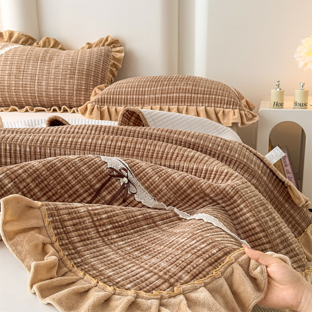 91家纺网 家纺一手货源 找家纺 恒爱家纺 2025新款牛奶绒夹棉花边床盖系列三件套 简约时代-驼