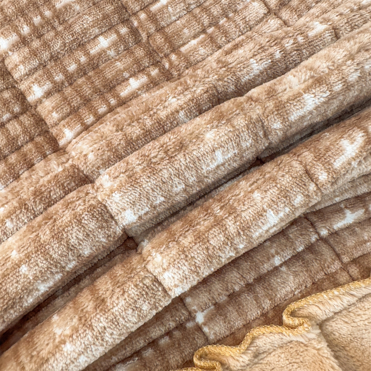 91家纺网 家纺一手货源 找家纺 恒爱家纺 2025新款牛奶绒夹棉花边床盖系列三件套 简约时代-驼