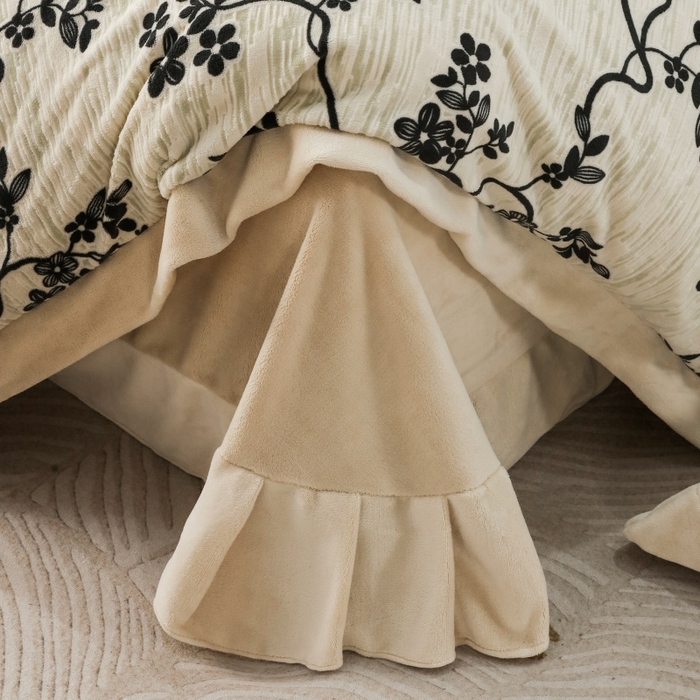 91家纺网 家纺一手货源 找家纺 （总）千姿坊 2025新款冬季雕花牛奶绒加厚保暖四件套复古风轻奢烂花床单被套床上用品