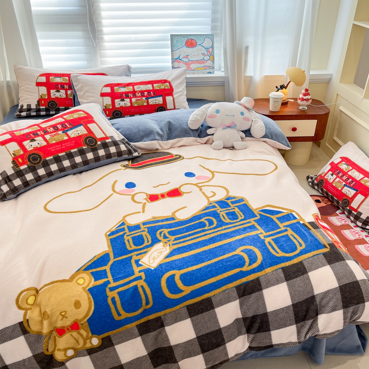 91家纺网 家纺一手货源 找家纺 金爱家 2025新品正版三丽鸥授权大版卡通平网数码印花加厚高克重牛奶绒系列四件套 绒大版-旅行大耳狗