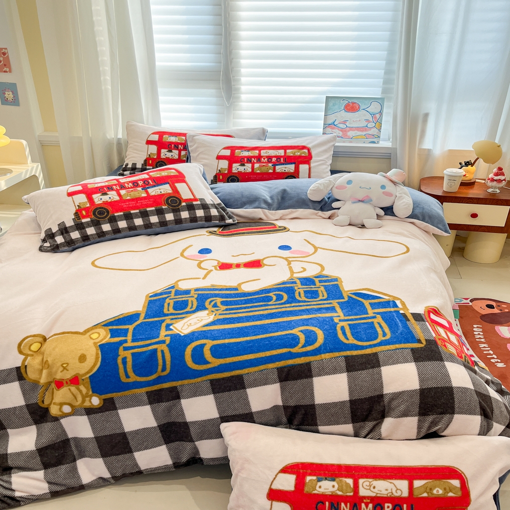 91家纺网 家纺一手货源 找家纺 金爱家 2025新品正版三丽鸥授权大版卡通平网数码印花加厚高克重牛奶绒系列四件套 绒大版-旅行大耳狗