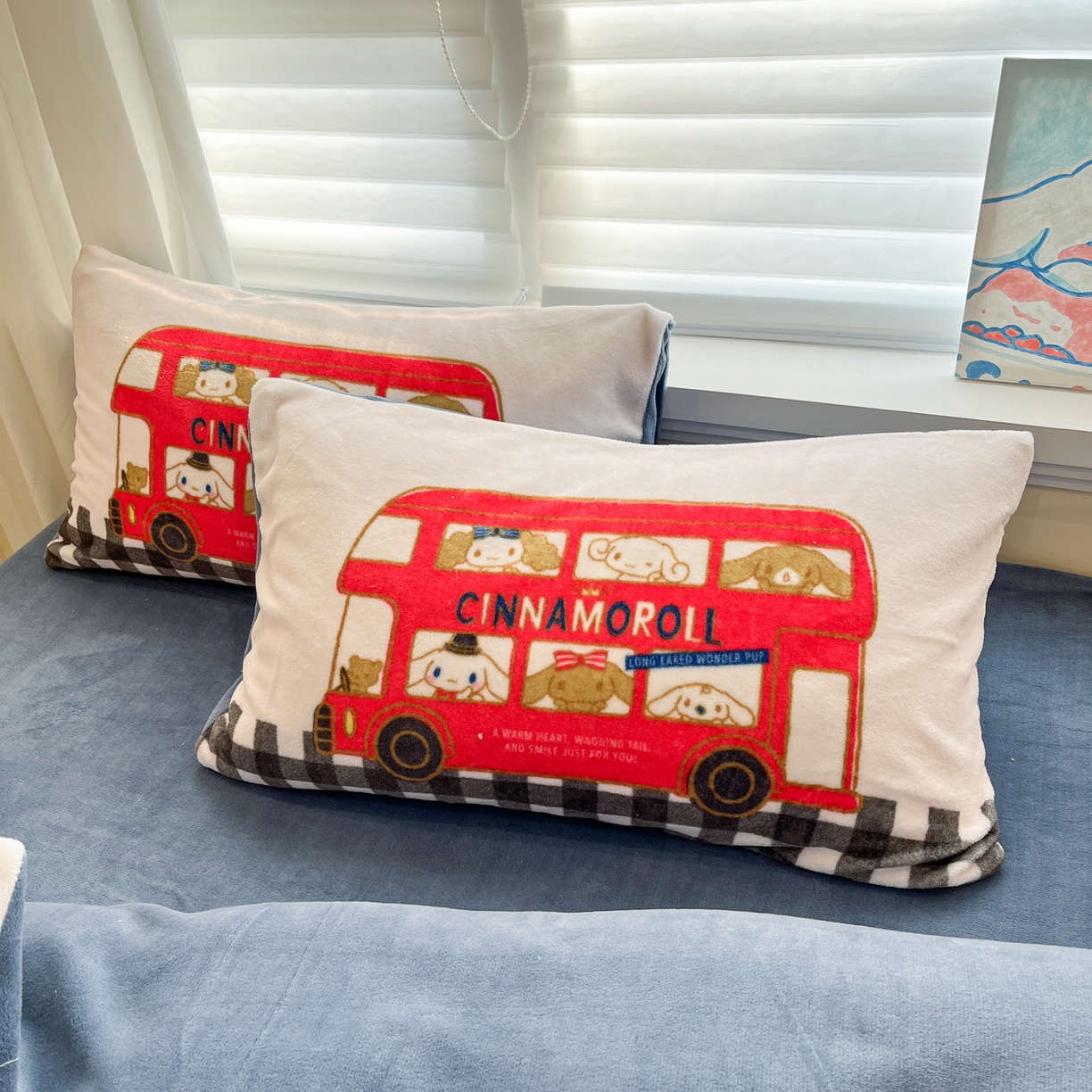 91家纺网 家纺一手货源 找家纺 金爱家 2025新品正版三丽鸥授权大版卡通平网数码印花加厚高克重牛奶绒系列四件套 绒大版-旅行大耳狗