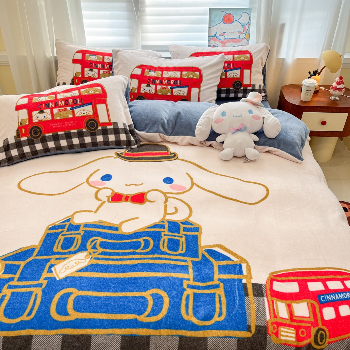 91家纺网 家纺一手货源 找家纺 金爱家 2025新品正版三丽鸥授权大版卡通平网数码印花加厚高克重牛奶绒系列四件套 绒大版-旅行大耳狗