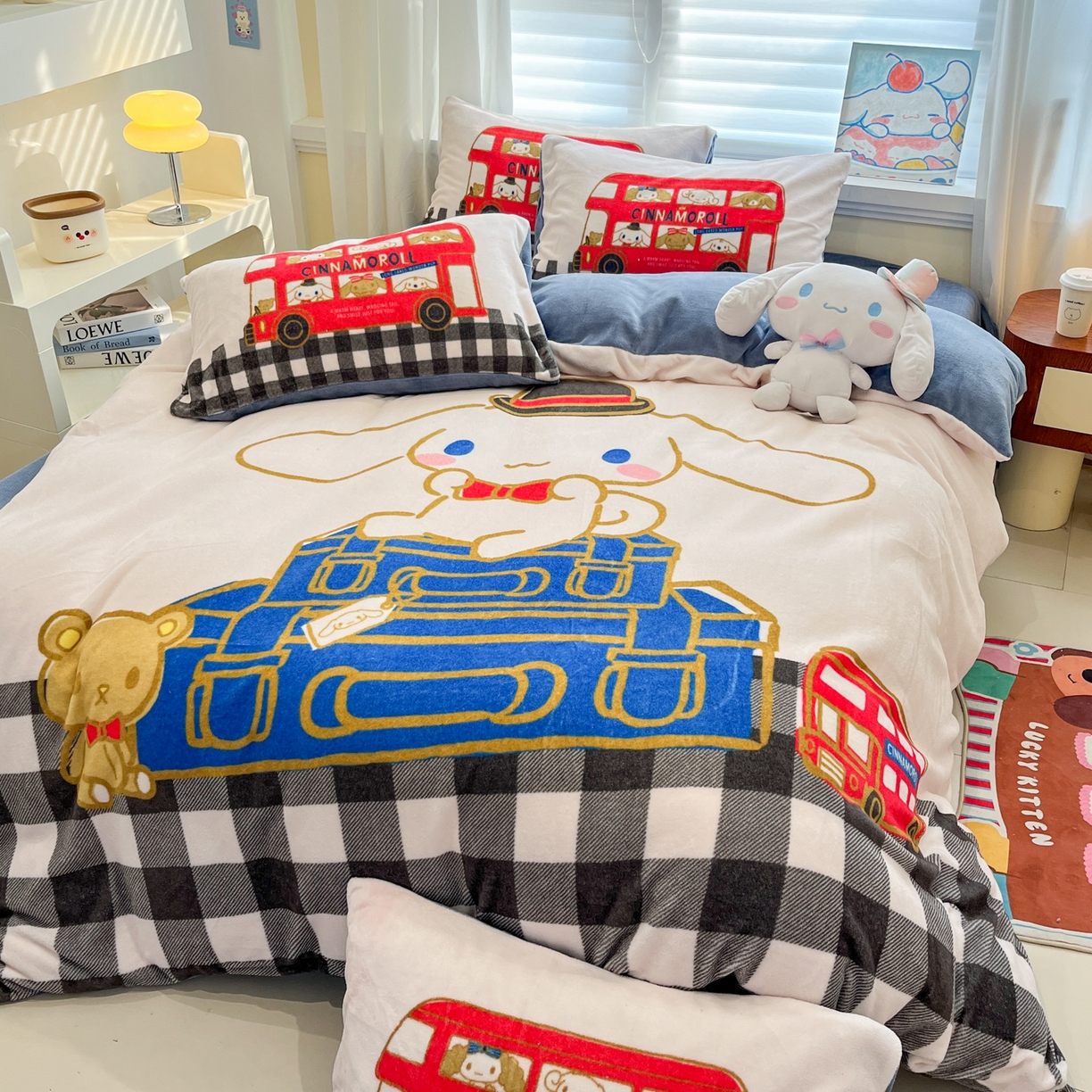 91家纺网 家纺一手货源 找家纺 金爱家 2025新品正版三丽鸥授权大版卡通平网数码印花加厚高克重牛奶绒系列四件套 绒大版-旅行大耳狗