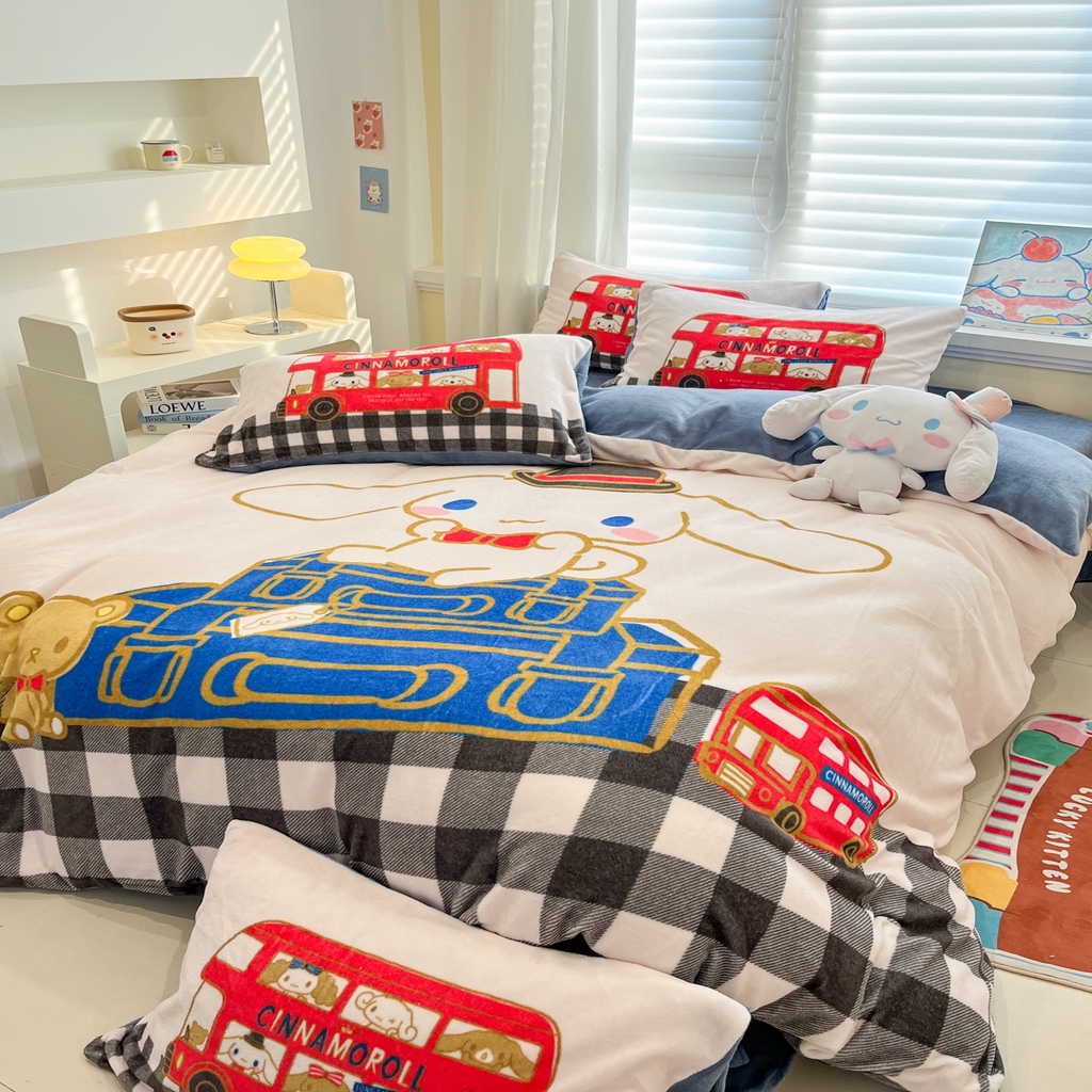 91家纺网 家纺一手货源 找家纺 金爱家 2025新品正版三丽鸥授权大版卡通平网数码印花加厚高克重牛奶绒系列四件套 绒大版-旅行大耳狗