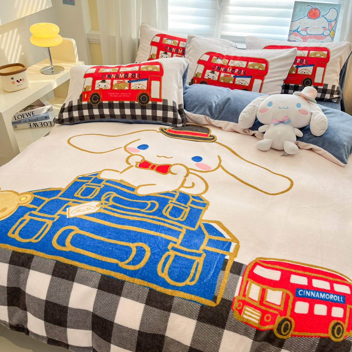 91家纺网 家纺一手货源 找家纺 金爱家 2025新品正版三丽鸥授权大版卡通平网数码印花加厚高克重牛奶绒系列四件套 绒大版-旅行大耳狗