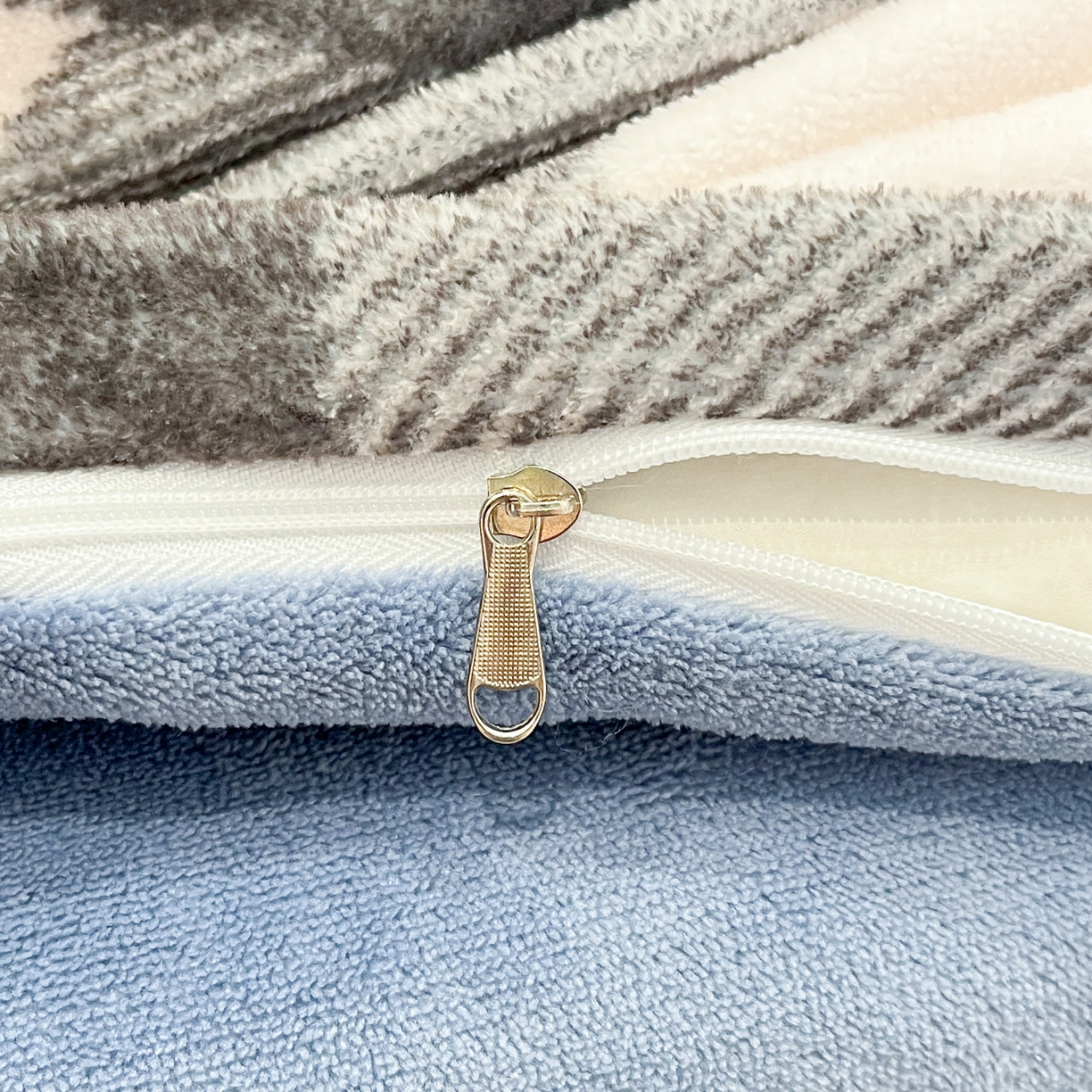 91家纺网 家纺一手货源 找家纺 金爱家 2025新品正版三丽鸥授权大版卡通平网数码印花加厚高克重牛奶绒系列四件套 绒大版-旅行大耳狗