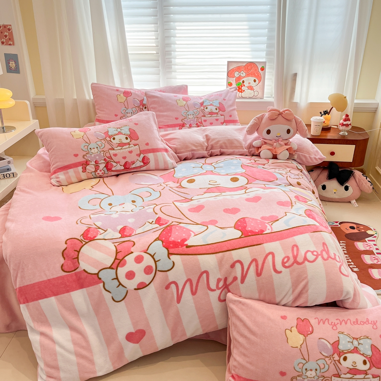 91家纺网 家纺一手货源 找家纺 金爱家 2025新品正版三丽鸥授权大版卡通平网数码印花加厚高克重牛奶绒系列四件套 绒大版-开心美乐蒂