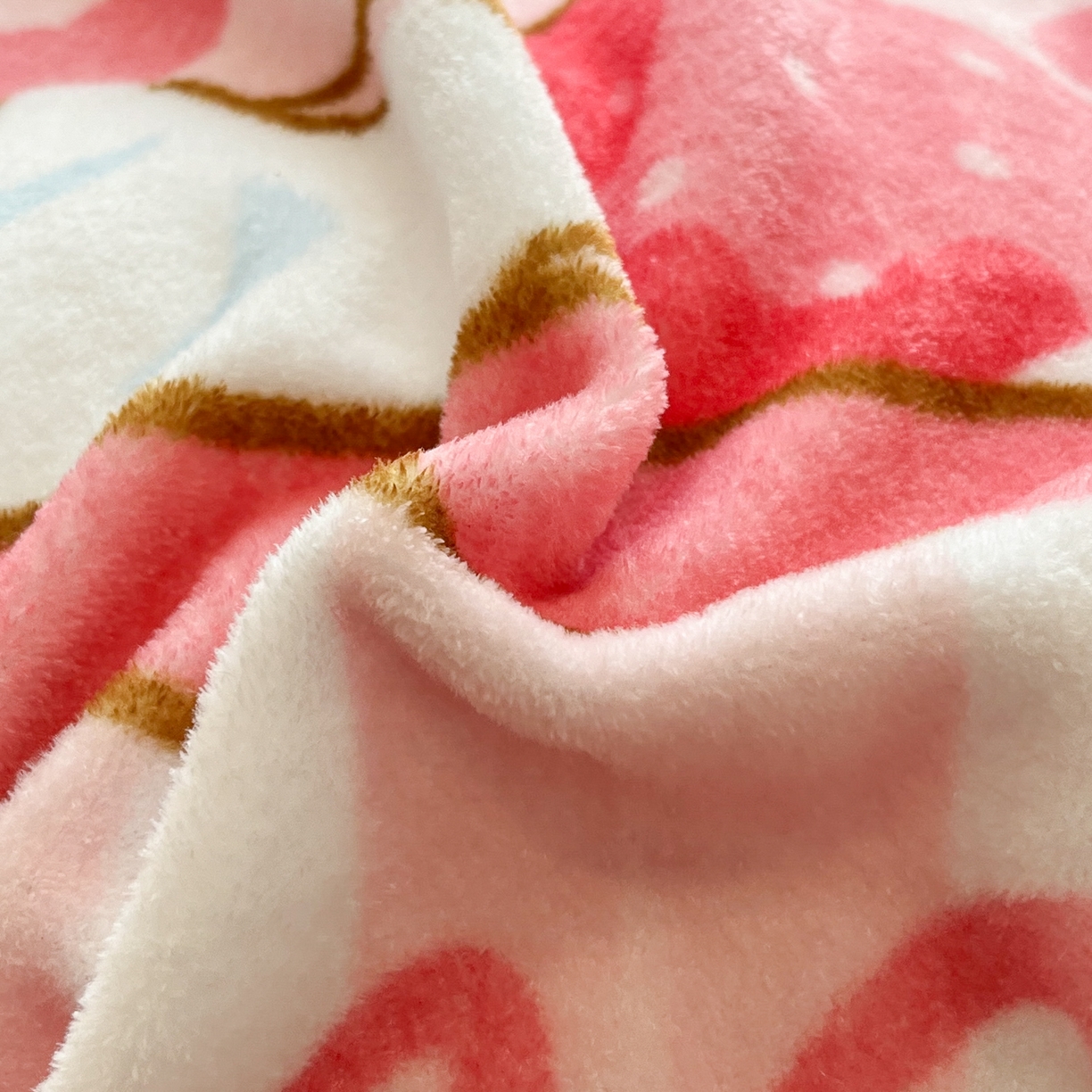 91家纺网 家纺一手货源 找家纺 金爱家 2025新品正版三丽鸥授权大版卡通平网数码印花加厚高克重牛奶绒系列四件套 绒大版-开心美乐蒂