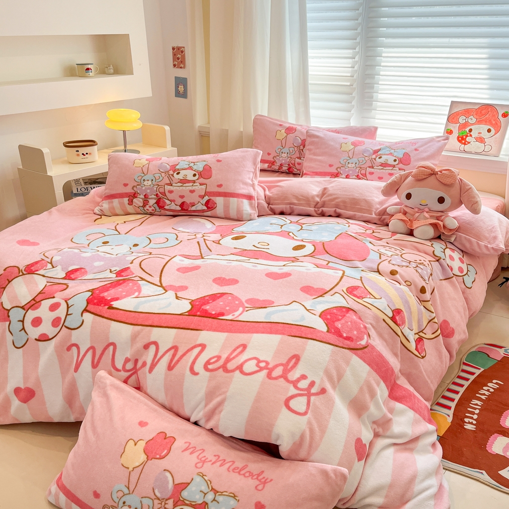 91家纺网 家纺一手货源 找家纺 金爱家 2025新品正版三丽鸥授权大版卡通平网数码印花加厚高克重牛奶绒系列四件套 绒大版-开心美乐蒂