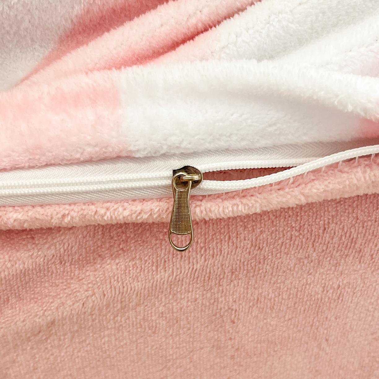 91家纺网 家纺一手货源 找家纺 金爱家 2025新品正版三丽鸥授权大版卡通平网数码印花加厚高克重牛奶绒系列四件套 绒大版-开心美乐蒂