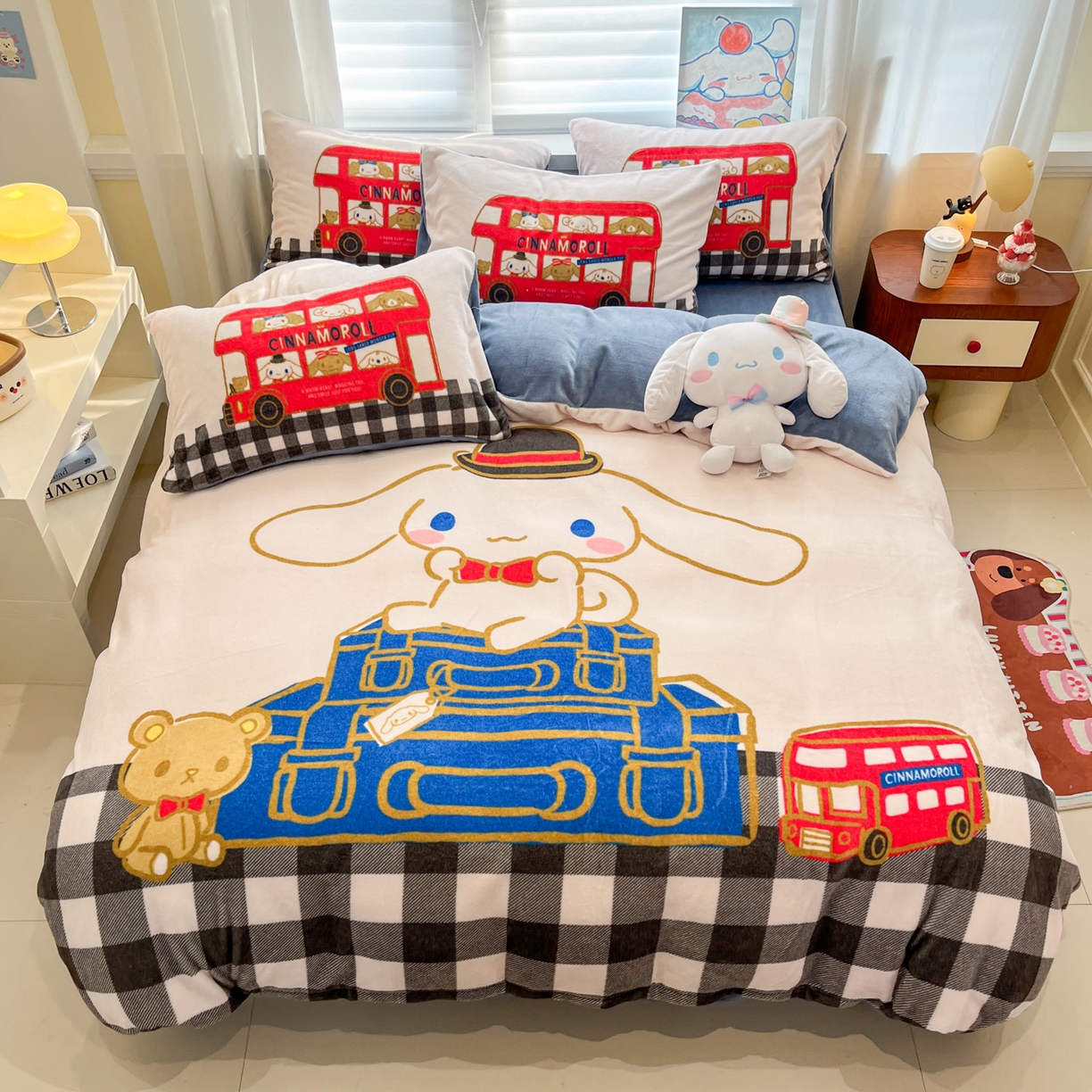 91家纺网 家纺一手货源 找家纺 金爱家 2025新品正版三丽鸥授权大版卡通平网数码印花加厚高克重牛奶绒系列四件套 绒大版-旅行大耳狗