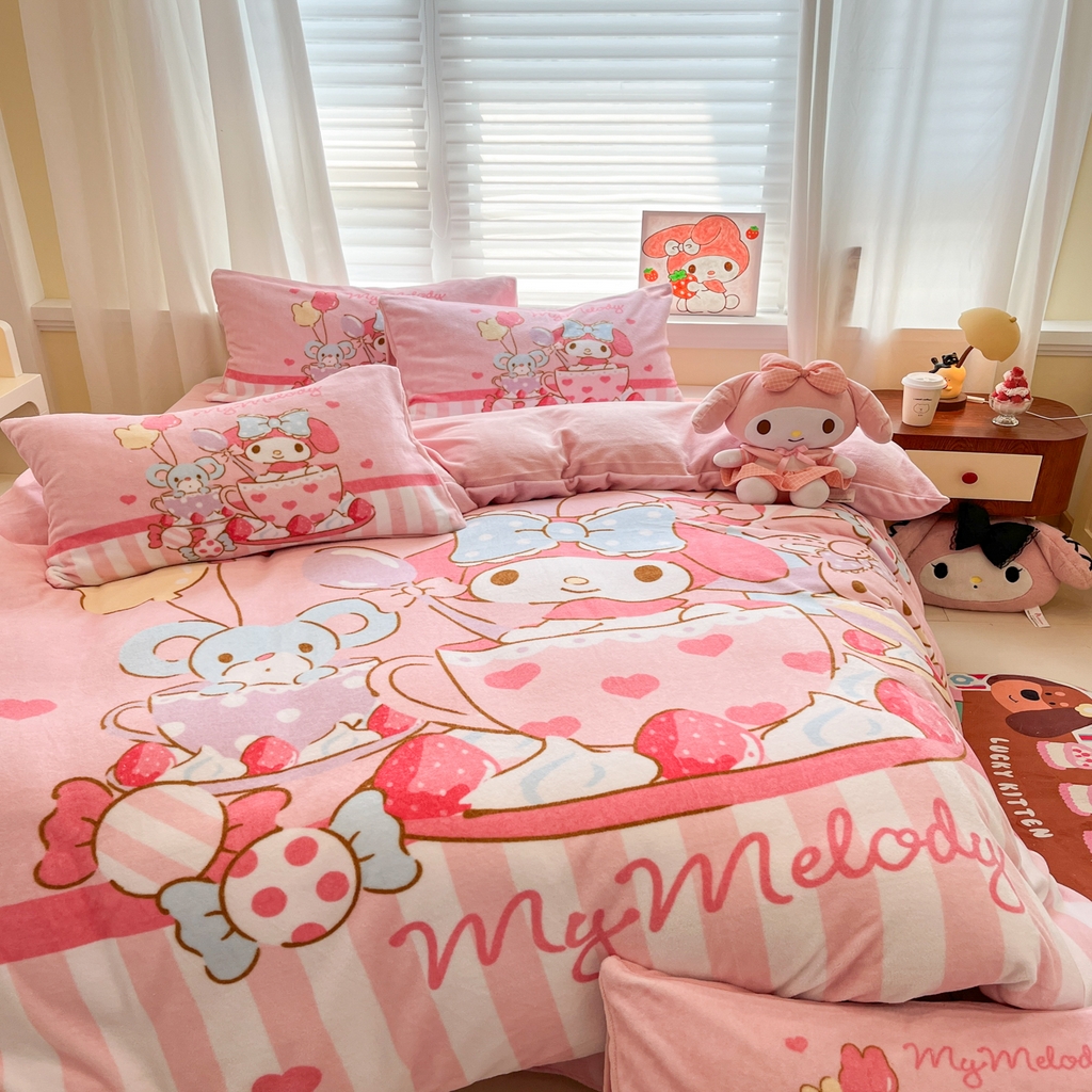 91家纺网 家纺一手货源 找家纺 金爱家 2025新品正版三丽鸥授权大版卡通平网数码印花加厚高克重牛奶绒系列四件套 绒大版-开心美乐蒂