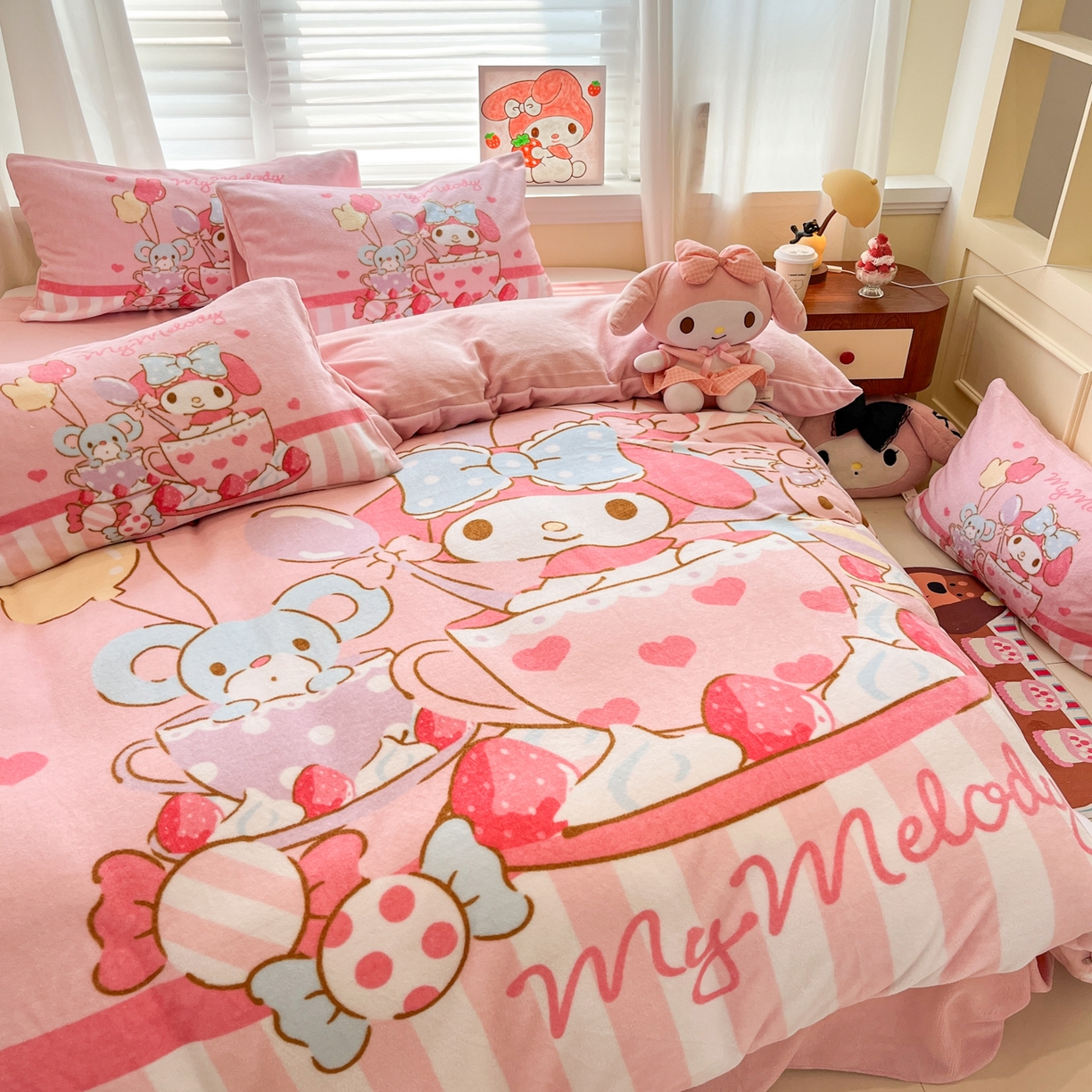 91家纺网 家纺一手货源 找家纺 金爱家 2025新品正版三丽鸥授权大版卡通平网数码印花加厚高克重牛奶绒系列四件套 绒大版-开心美乐蒂