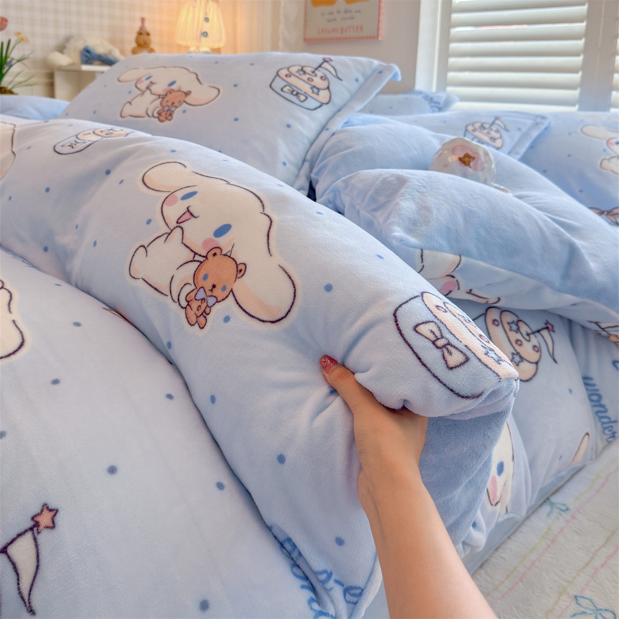 91家纺网 家纺一手货源 找家纺 名兮家居 2025新款经典奥特曼-三丽鸥高克重牛奶绒四件套 甜品大耳狗