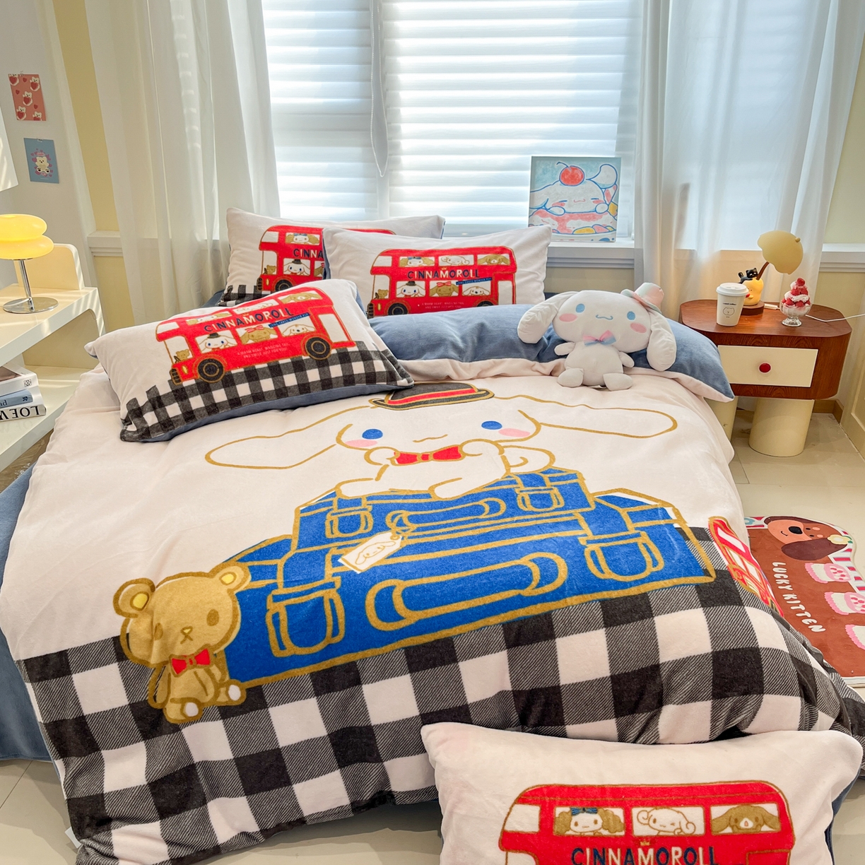 91家纺网 家纺一手货源 找家纺 金爱家 2025新品正版三丽鸥授权大版卡通平网数码印花加厚高克重牛奶绒系列四件套 绒大版-旅行大耳狗