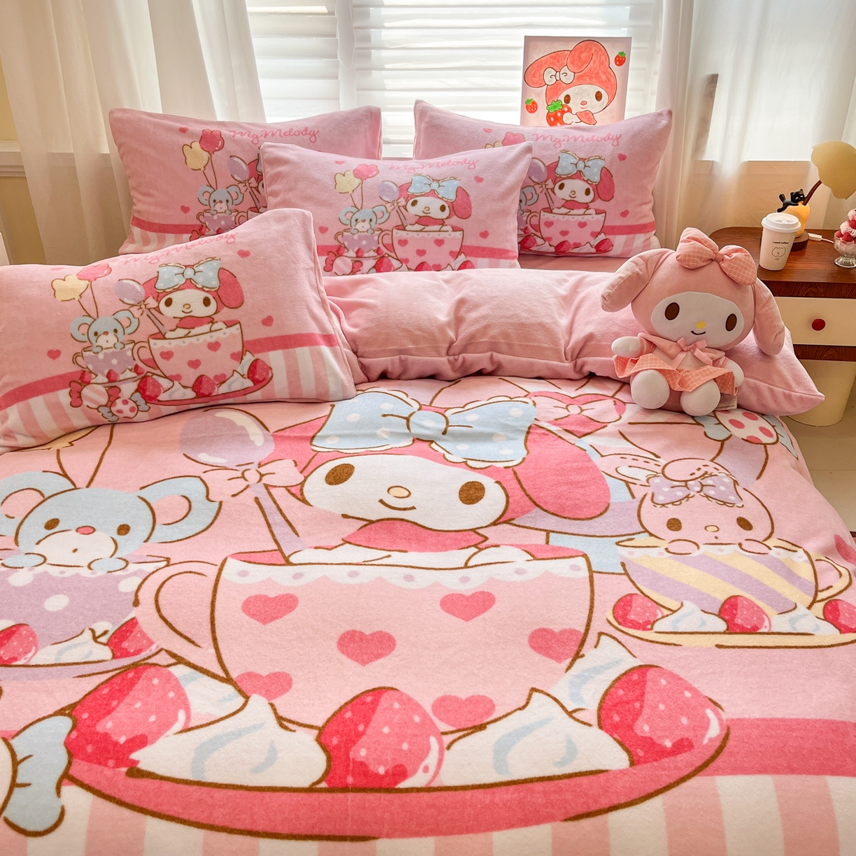 91家纺网 家纺一手货源 找家纺 金爱家 2025新品正版三丽鸥授权大版卡通平网数码印花加厚高克重牛奶绒系列四件套 绒大版-开心美乐蒂
