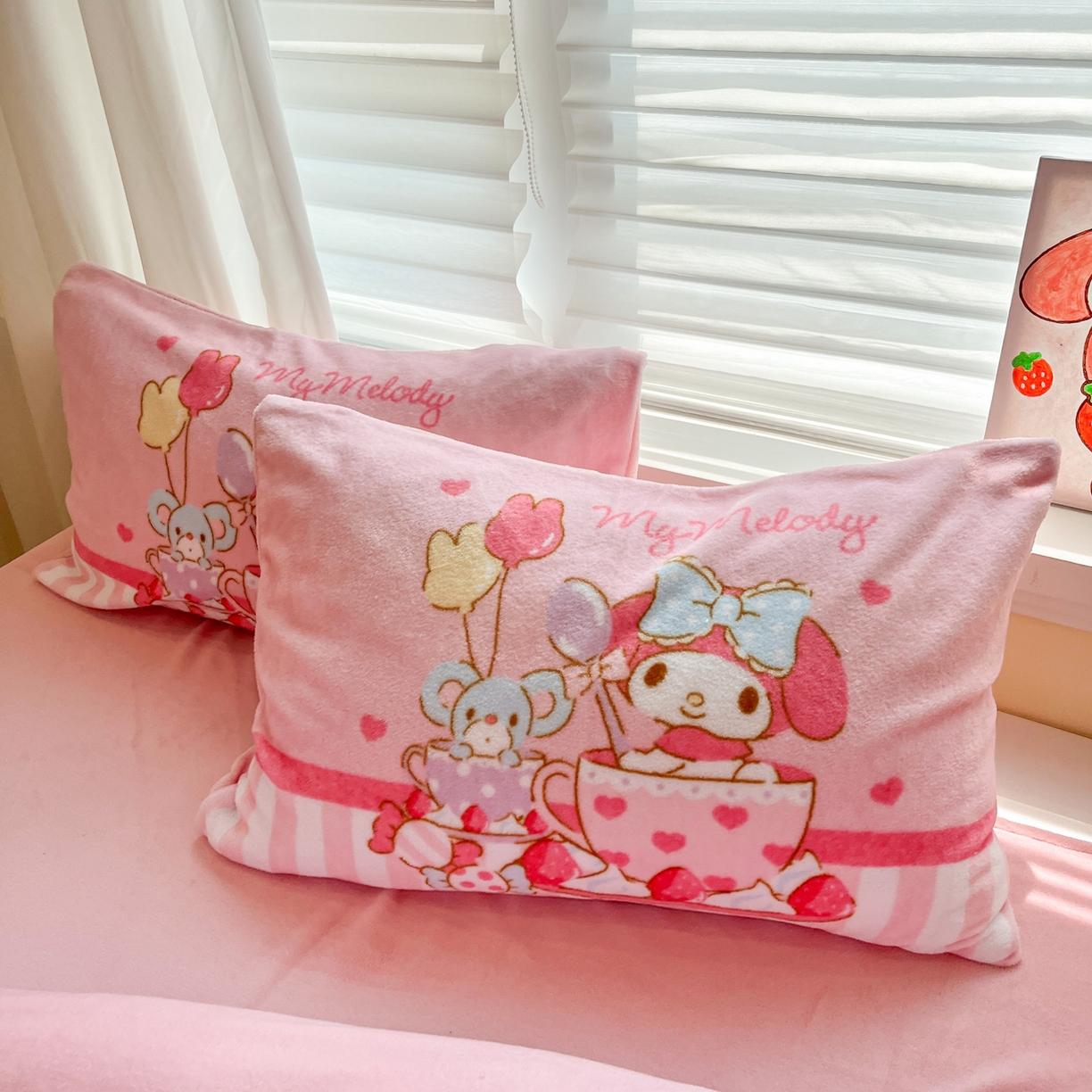 91家纺网 家纺一手货源 找家纺 金爱家 2025新品正版三丽鸥授权大版卡通平网数码印花加厚高克重牛奶绒系列四件套 绒大版-开心美乐蒂