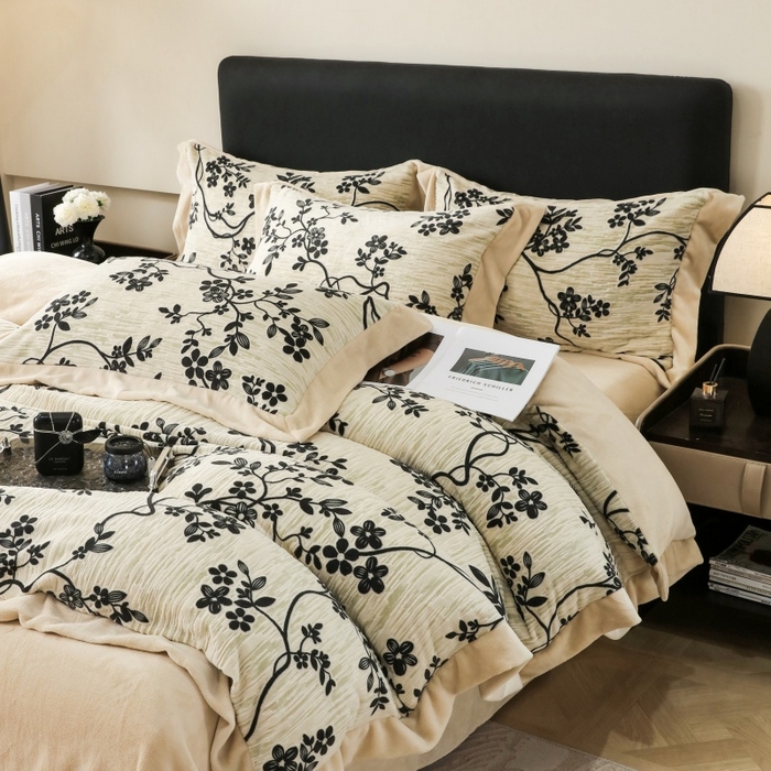 91家纺网 家纺一手货源 找家纺 （总）千姿坊 2025新款冬季雕花牛奶绒加厚保暖四件套复古风轻奢烂花床单被套床上用品,秋雨花恋-紫,盛夏丛林-卡其,盛夏丛林-浅灰,叶雨优然-咖色,叶雨悠然-黑卡,夜伴花香-灰咖,一叶倾城-粉,一叶倾城-浅咖,优雅花卉-黑棕,优雅花卉-浅咖