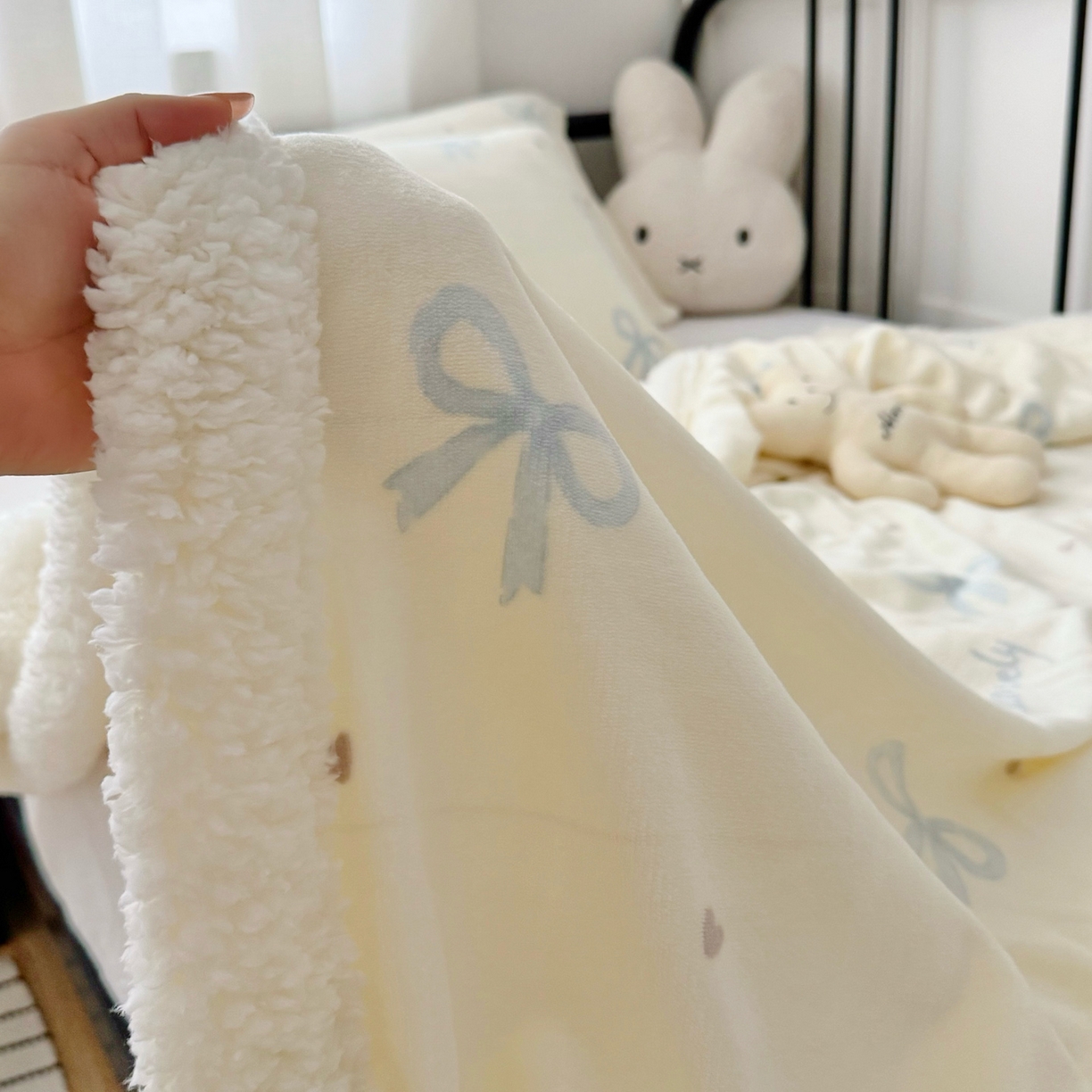 91家纺网 家纺一手货源 找家纺 航途席业 2025新款200g牛奶绒羊羔绒毛毯 蓝色蝴蝶结