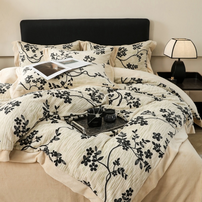 91家纺网 家纺一手货源 找家纺 （总）千姿坊 2025新款冬季雕花牛奶绒加厚保暖四件套复古风轻奢烂花床单被套床上用品