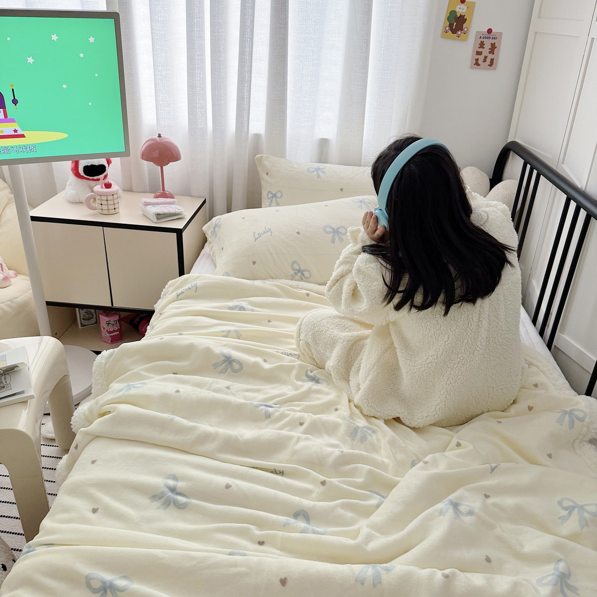 91家纺网 家纺一手货源 找家纺 航途席业 2025新款200g牛奶绒羊羔绒毛毯 蓝色蝴蝶结